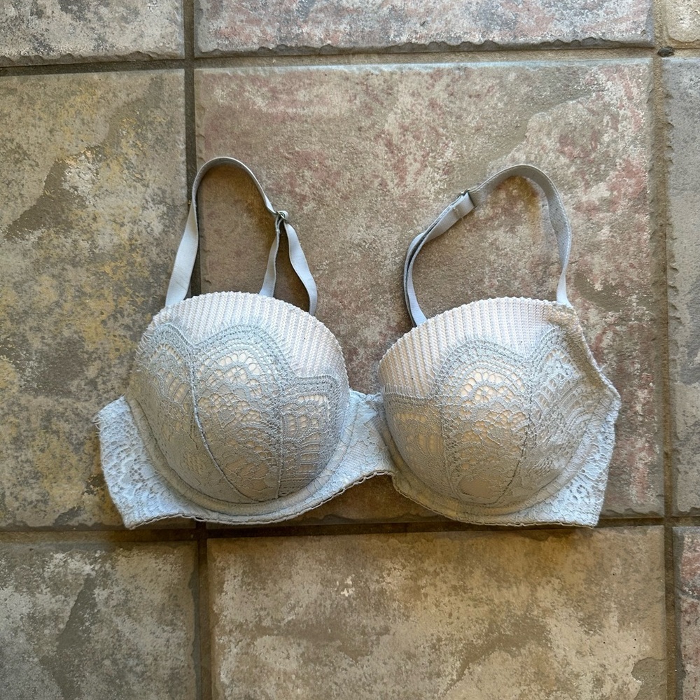 Victoria's Secret Lace Underwire Bra in Light Gray